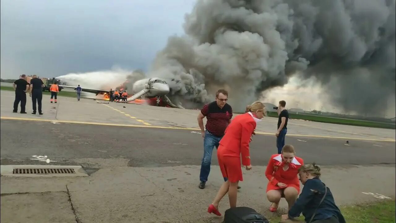Кадры из салона падающего самолета Turbulence on this Delta Connection flight was so bad that the Drink Cart flippe