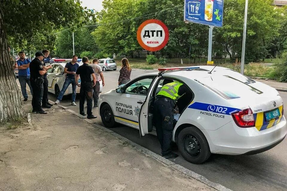 вокзал киев стрельба. русские стреляли в киев. перестрелка в центре киева. затриманий спец полицейский в чернигове калабарант. стрельба в киеве.