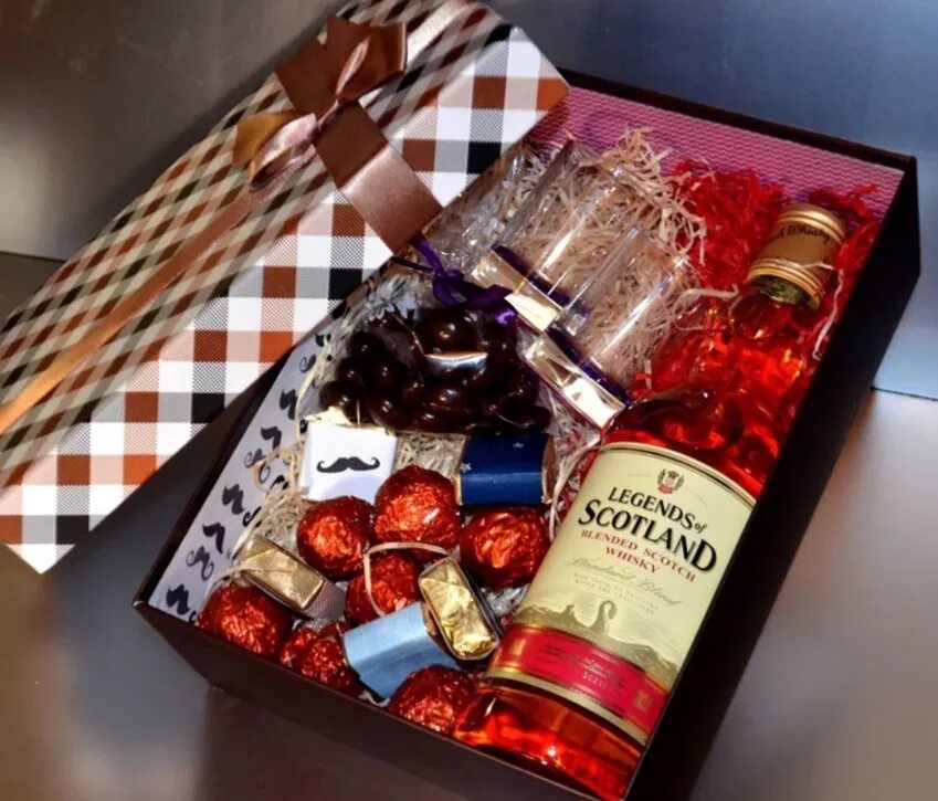 Что можно мужчине на день рождения. Алкоголь в подарок. Красивые подарки для мужчин. Подарок в коробке для мужчины. Оригинальные подарки в коробках.