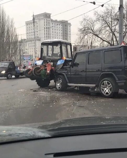 Дтп гелендваген. Мерседес гелендваген авария. Разбитый мерседес гелендваген. Разбитый мерседес гелендваген. Разбитый мерседес гелендваген.
