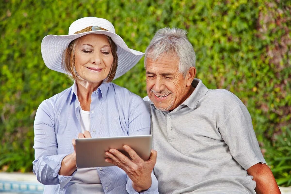 Читать пенсионер. Пенсионеры. Счастливые пенсионеры. Пожилые люди. Счастливые пожилые люди.