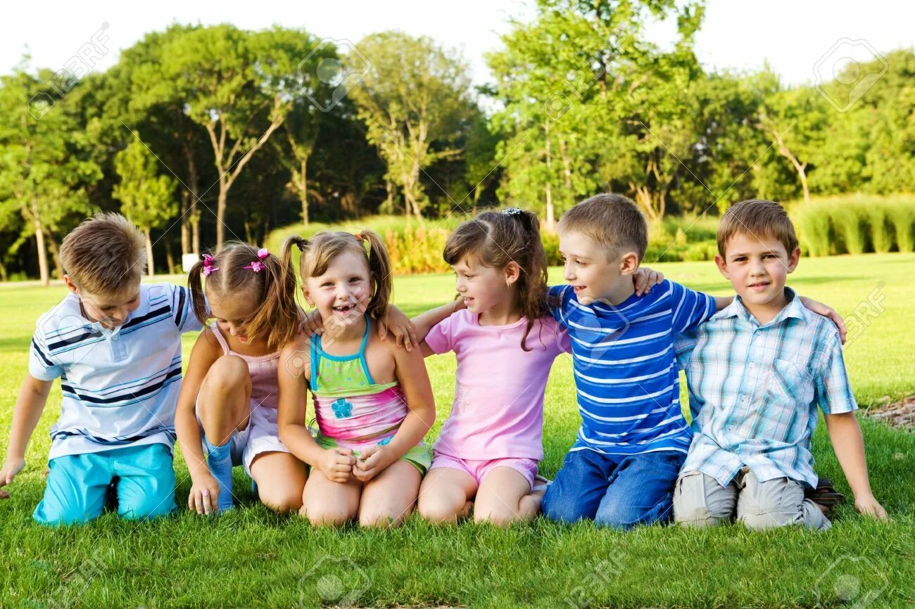 Приятельство. Компания друзей в доме. Веселая компания за столом. Дети играют в догонялки в парке. Дети играют в догонялки.