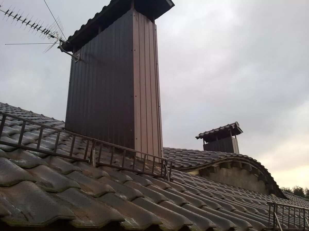 отделка дымохода. облицовка дымохода профлистом. отделка трубы. дымоход из профлиста. герметизация трубы на крыше из профнастила.