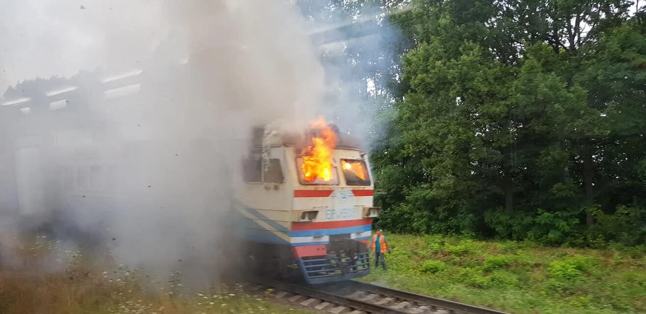 159аа поезд санкт-петербург. Горящая электричка на левобережной. Горящая электричка на левобережной. Горящая электричка на левобережной. Электрогорск поезда горевшие.