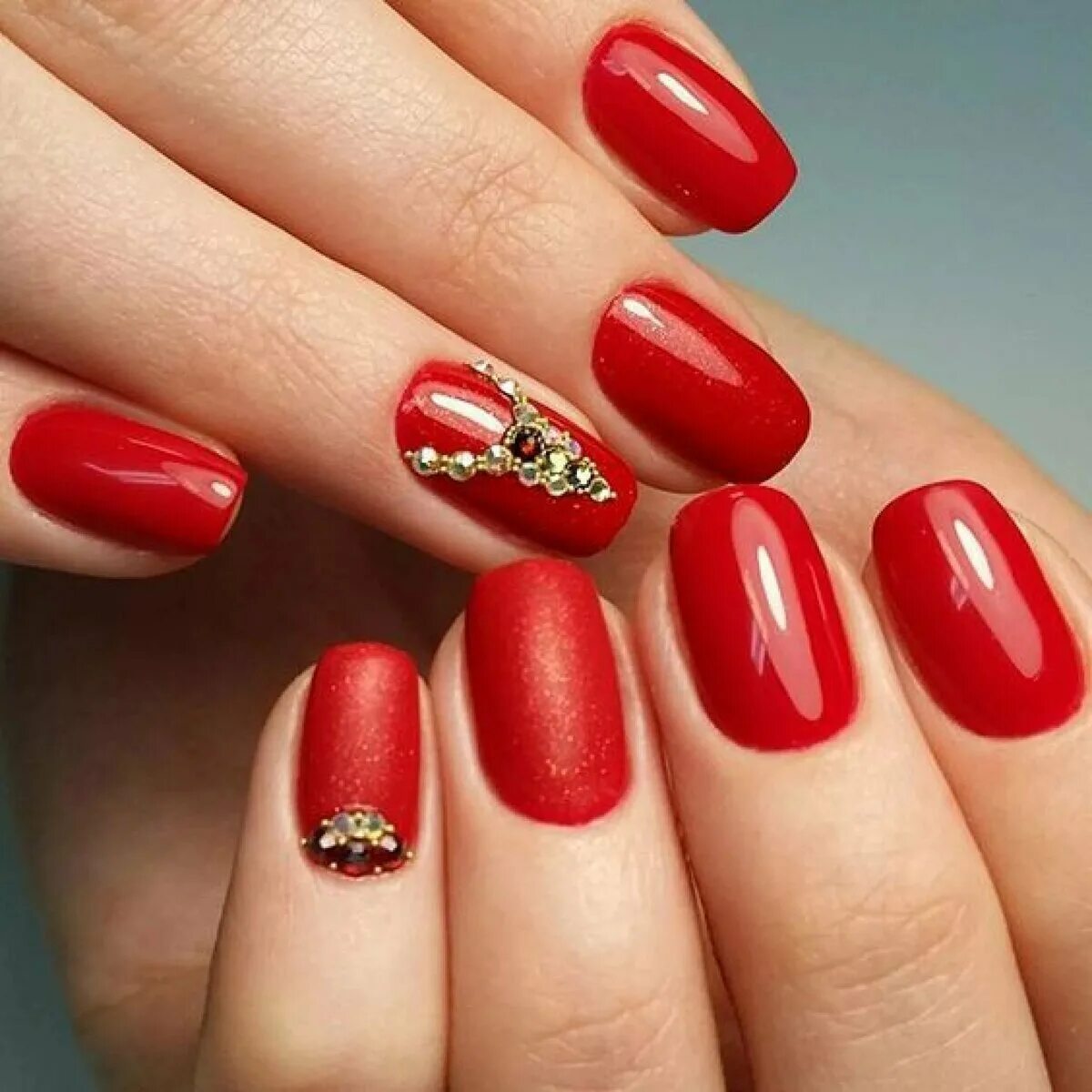 Красный маникюр. Шеллак красный. Дизайн красным гель лаком фото. Маникюр с красным гель лаком. Красные ногти.