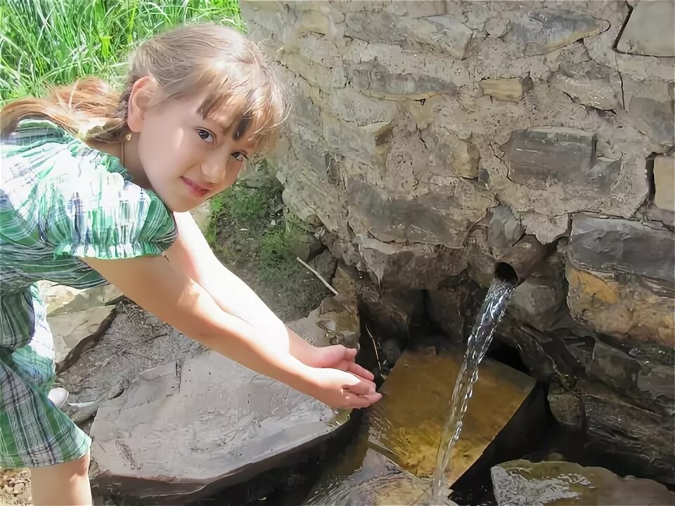 Хрустальный родник вода. Родник в Рыбинске. Родник Хрустальный Кропоткин. Родник с хрустальной водой.