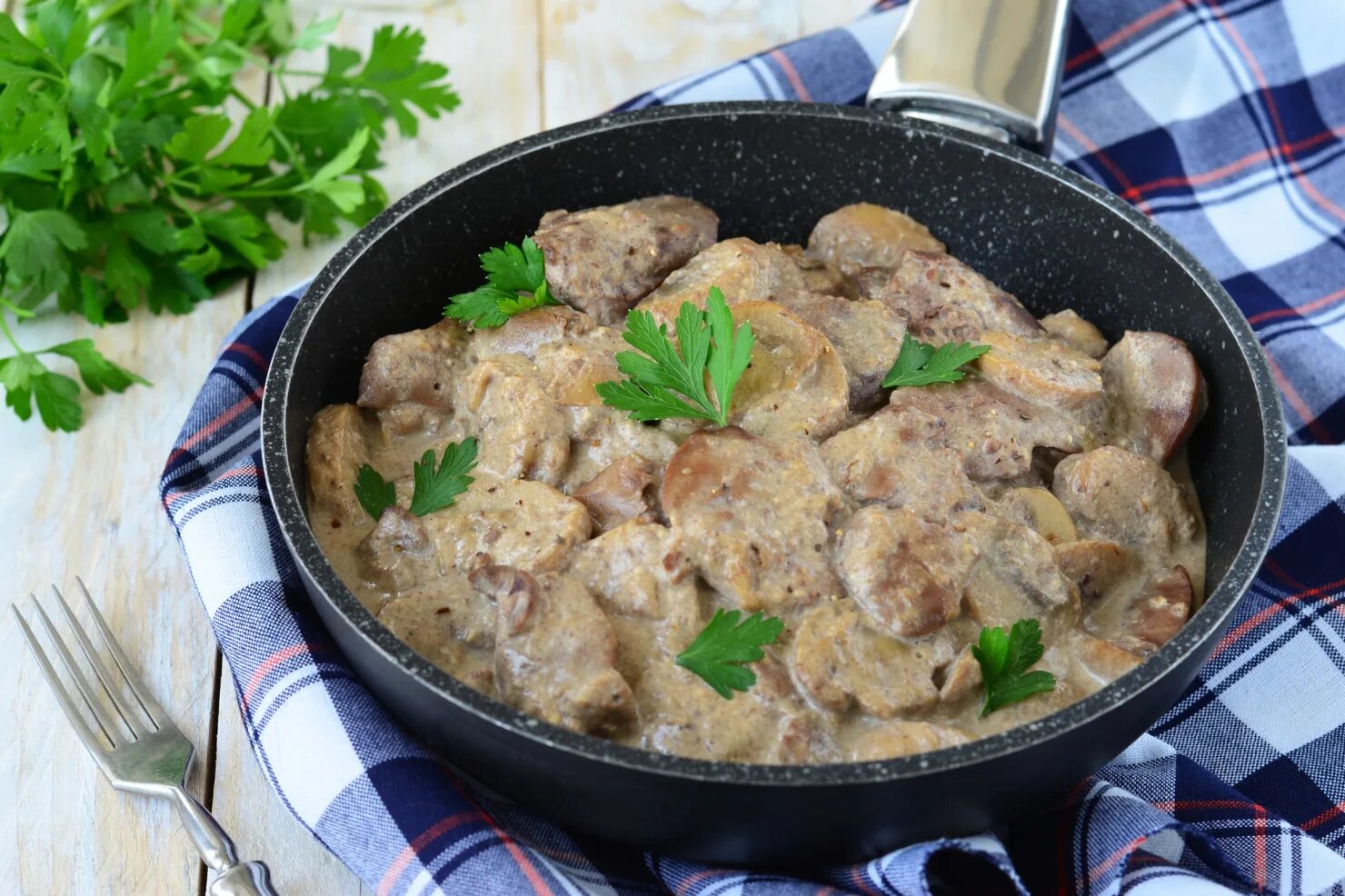 Печень с грибами и луком на сковороде. Куриная печень в сметанном соусе. Куриная печень в сливочном соусе. Печень в сливочном соусе. Печень тушеная в сметане.