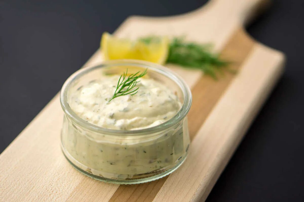 Тар тар тар соус классический. Соус тартар heinz. тартар соус французские соусы. татарский соус. сметанно горчичный соус.