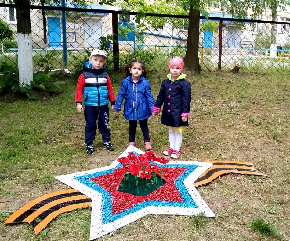 День победы детский сценарий. Украшение территории детского сада к 9 мая. Украшение к Дню Победы в детском саду. День Победы в садике. Украшение участка к 9 мая в детском саду.