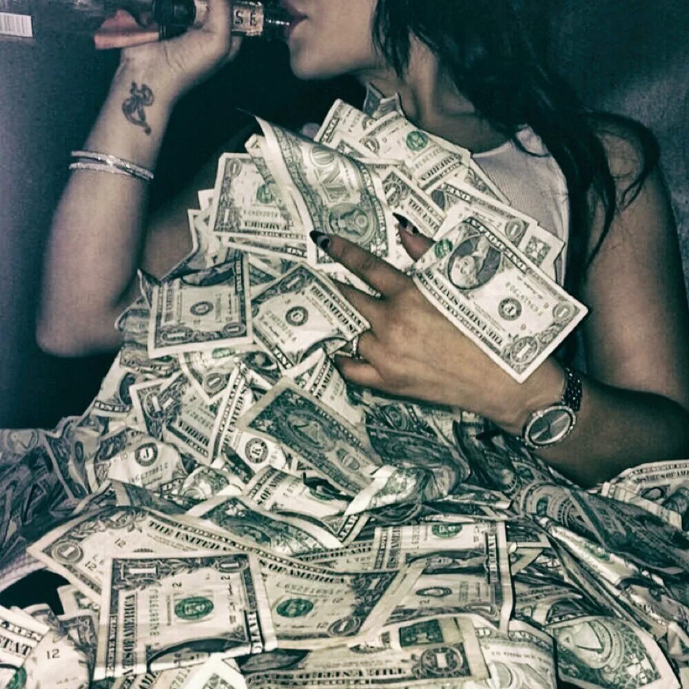 Инстасамка бабло. Девушка с долларами. Девушка с деньгами. Красивая девушка с деньгами. Девушка с БАКСАМИ.