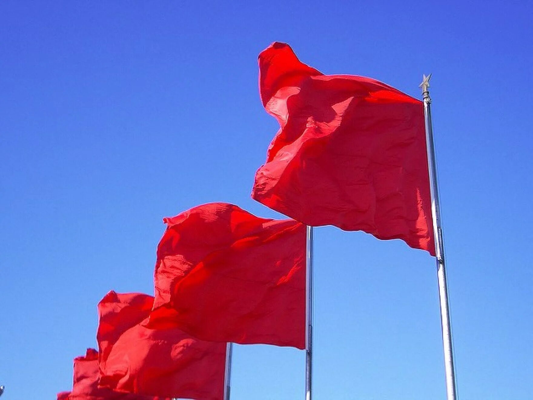 Флаг красный. Красный флажок. Красный стяг. Праздник красных флагов.