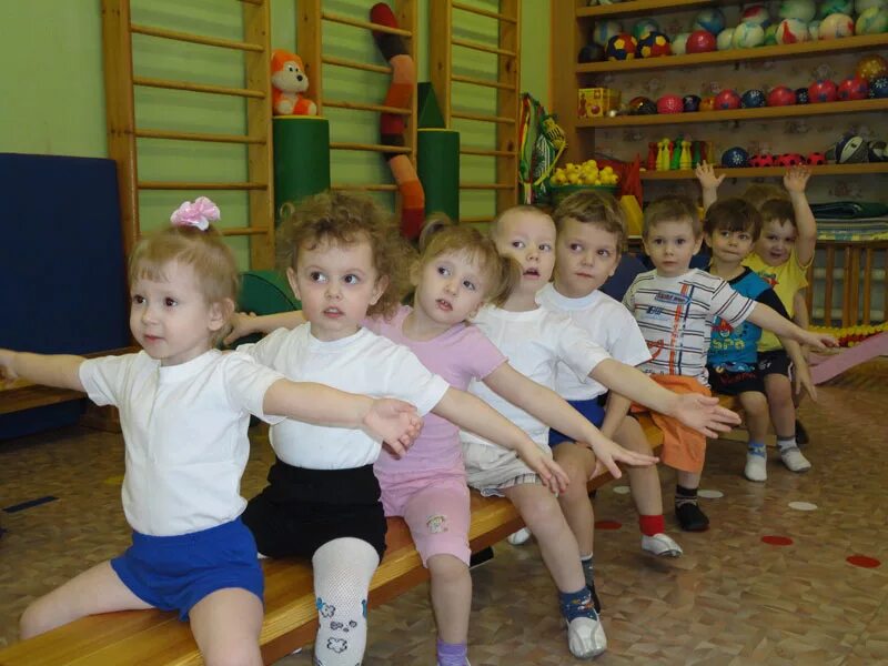 спортивные развлечения для детей ясельной группы. физкультурное занятие в ясельной группе. первая младшая группа детского сада. физкультура в детском саду младшая группа. занятия в младшей группе детского сада.
