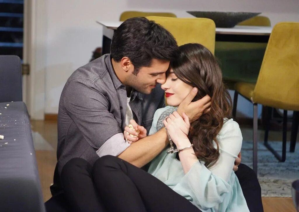 Ты расскажи, карадениз сериал. Вишнёвый сезон турецкий сериал аяз. Турецкий для начинающих сериал. Ты расскажи, карадениз сериал. Чёрно-белая любовь сериал ферхат.