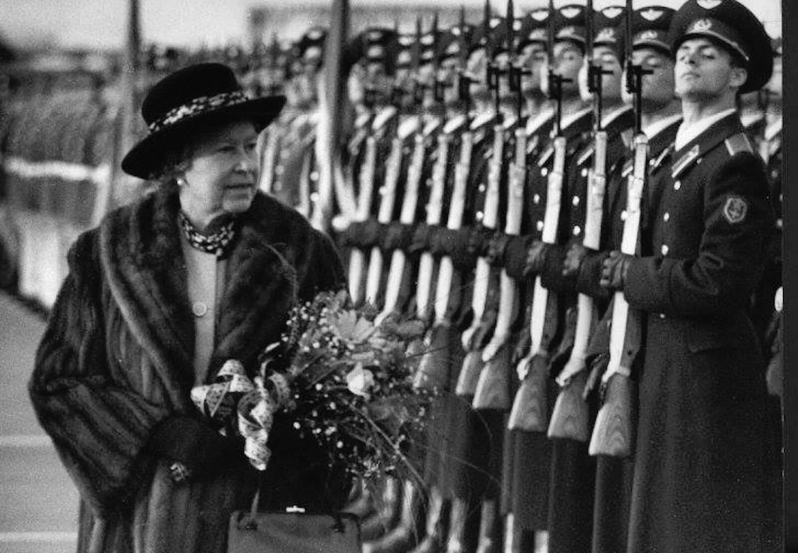 Известные исторические фотографии. Визит королевы Великобритании в Россию в 1994. Визит Елизаветы 2 в Россию.