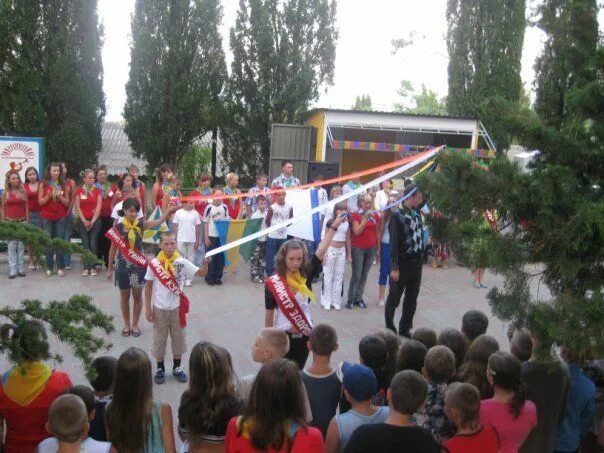 Детский оздоровительный лагерь имени Володи Дубинина. Лагерь в Алуште им.Володи Дубинина. Алушта детский лагерь имени Дубинина. Лагерь Володи Дубинина в Крыму. Дол дубинина