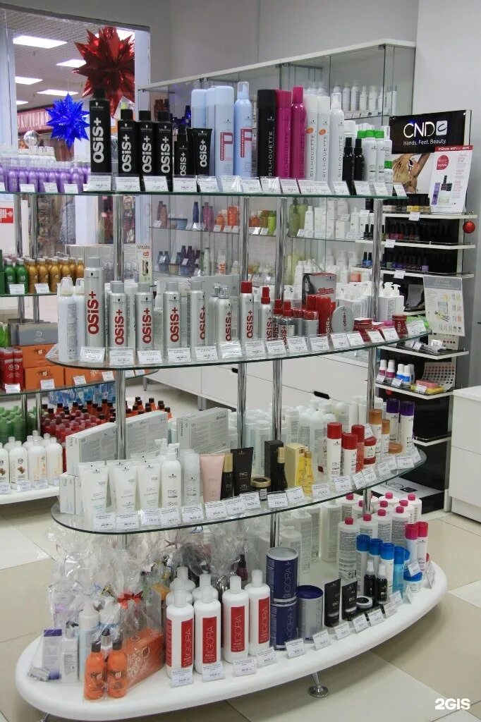 ассортимент косметики. магазин профессиональных средств. профессиональная парикмахерская косметика. девушка с косметикой. шампунь женский.