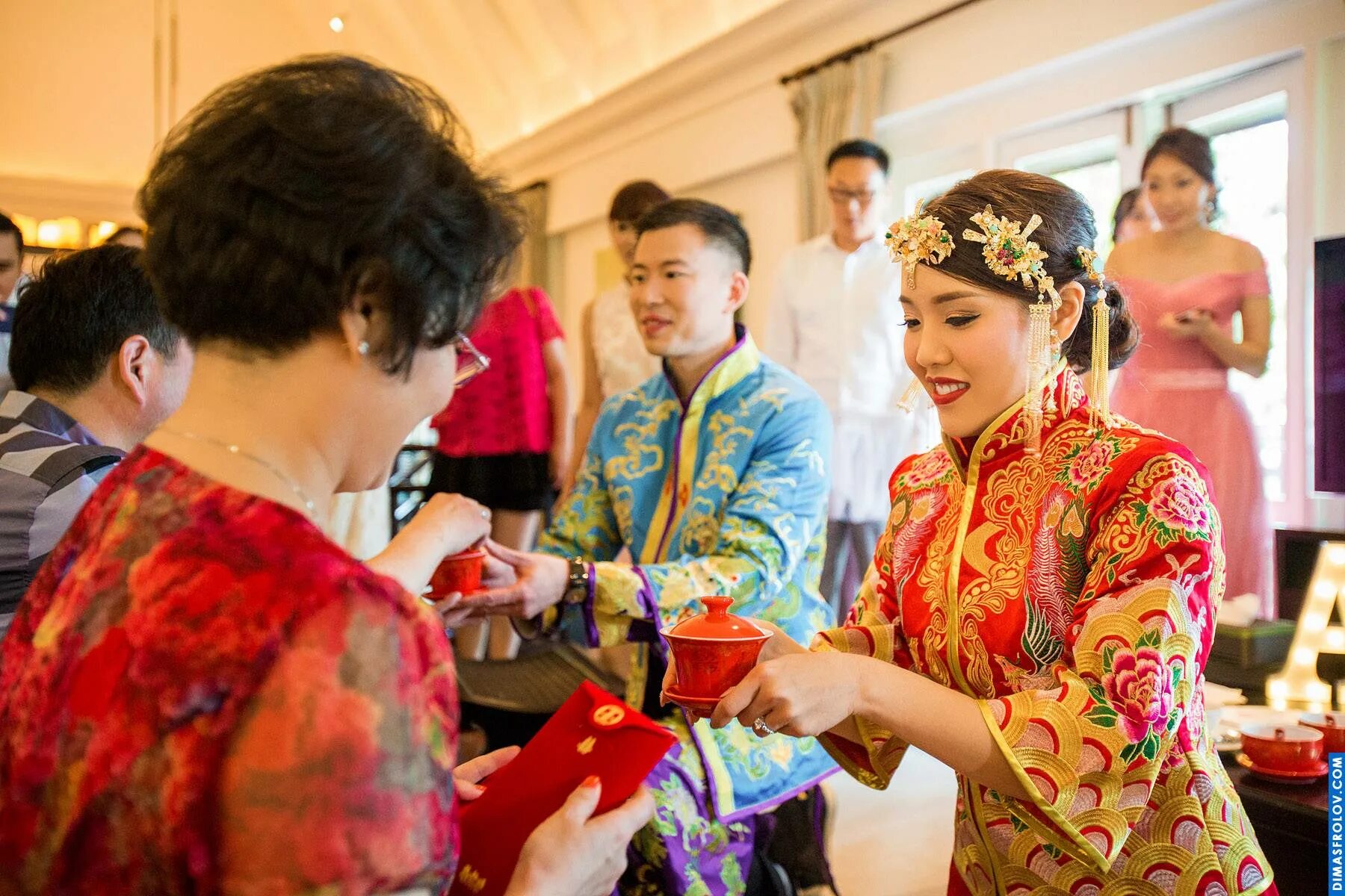 Традиционная китайская свадьба сватовство. Церемония бракосочетания в Китае. Китайская свадьба чайная церемония. Свадебные обычаи в Китае.