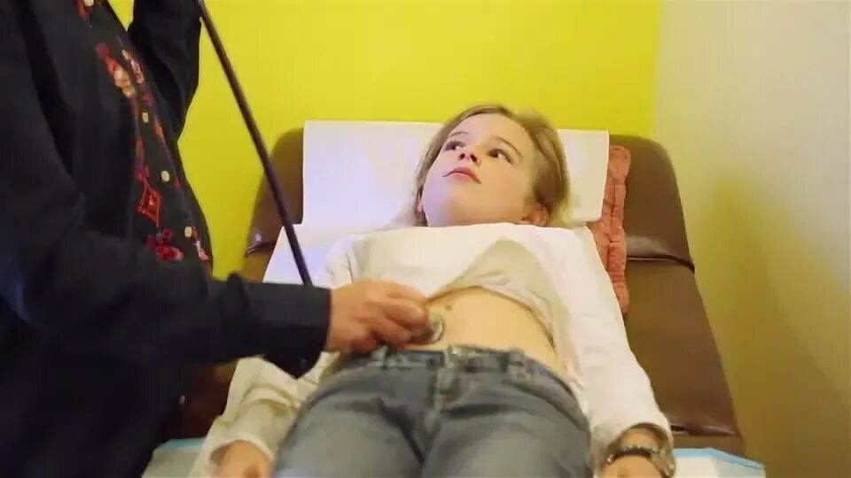 Girl exam doctor vagin. Девочка у педиатра. Скрытый медосмотр девочек. Girl exam video. Врач прослушивает девочку.