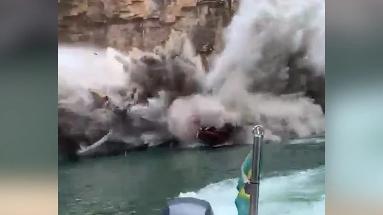 В бразилии на туристов обрушилась скала. Скала в бразилии. Где упала скала. В бразилии упала скала на лодку. Трагедия в бразилии: скала обрушилась на лодки с туристами.