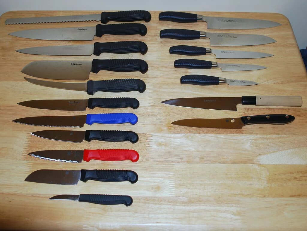 Молодые ножи 20.03 2024. Спайдерко кухонные ножи. Нож Spyderco кухонный. Старый кухонный нож. Советские кухонные ножи неж.