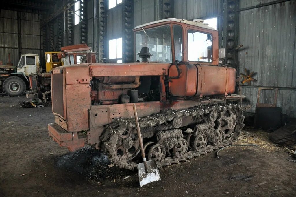 дт-75 бульдозер. дт 75 мв. трактор дт 75 казахстанец. т-150 трактор гусеничный и дт 75. трактор вгтз дт-75 кабина.