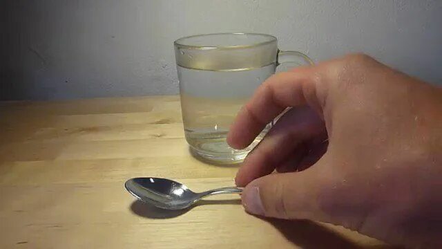 Ложка в воде в микроволновке. Микроволновка взорвалась. Ложка в воде в микроволновке. Расплавленная микроволновка. Кружка с водой в микроволновке.