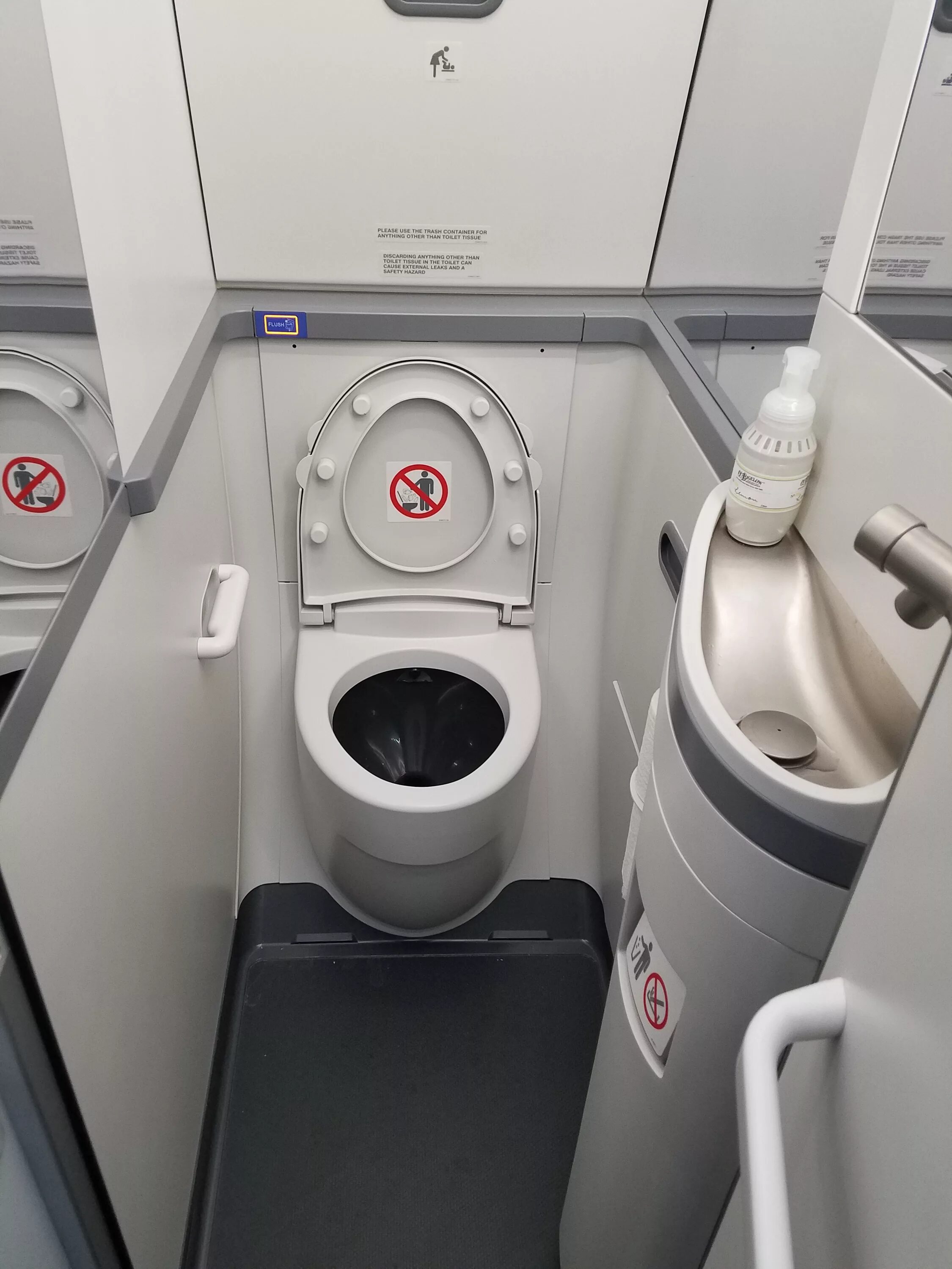 Бывает туалет. Туалет в самолете Боинг 737. Туалет в Боинге 737. Boeing 737-800 туалет. Airbus a320 туалет.