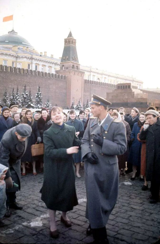 14 апреля 1961 года. Гагарин на красной площади 1961. Встреча Гагарина на красной площади. Москва встречает Гагарина 1961. Встреча Юрия Гагарина в Москве.