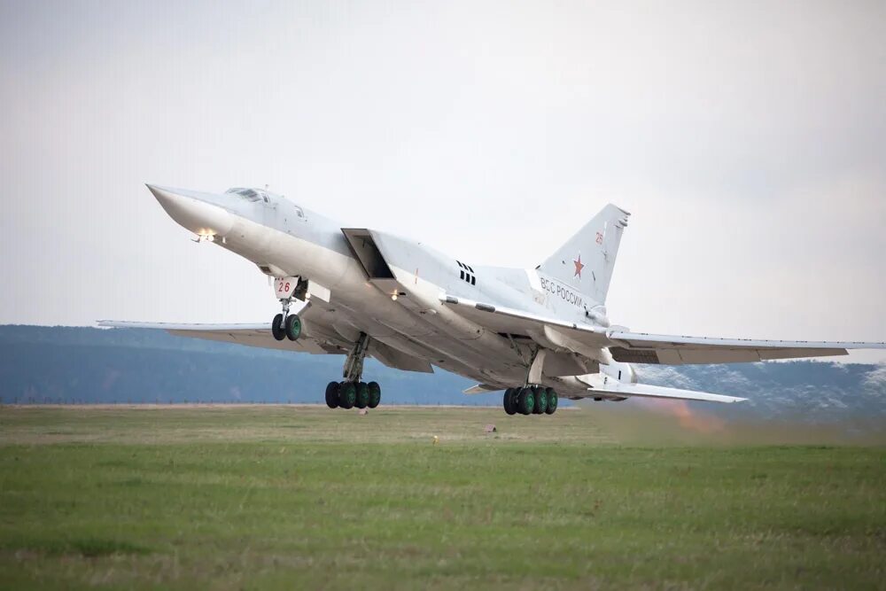 Ту 22 м3 характеристики. Ту-22м сверхзвуковой самолёт. Бомбардировщики России ту 22 м 3. Ту-22м3. Туполев 22м3.