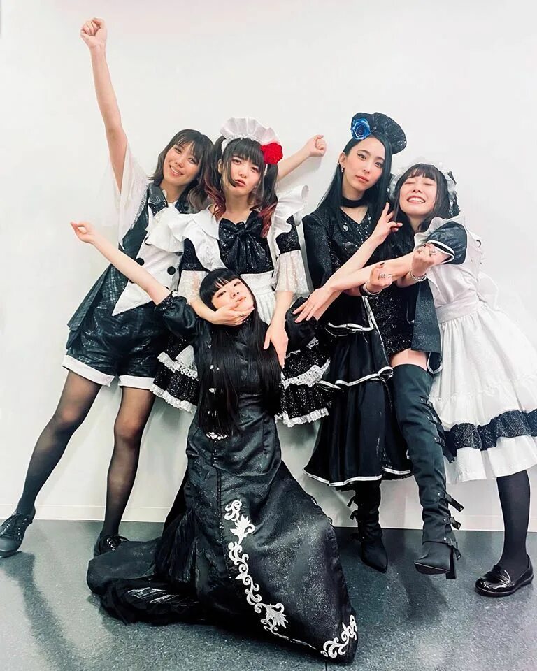 Японский офисный фемдом. Japan domination. Japan domination. Японские девушки карате в раздетом виде. Band maid саики ацуми.