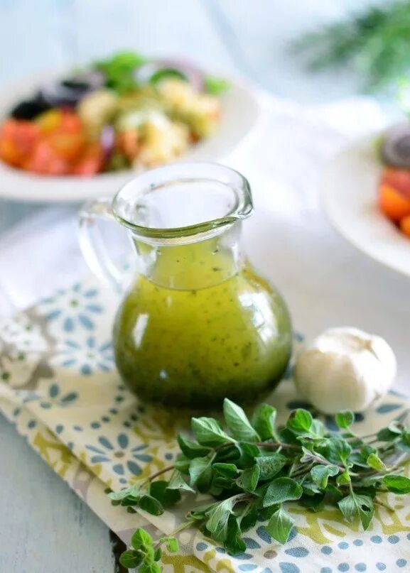 Чеснок укроп перец. Соус Vinaigrette. Соусы на растительном масле. Салат с оливковым маслом. Итальянский соус для салата.