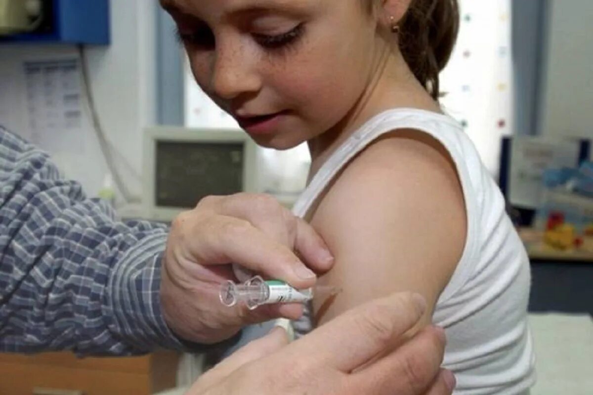 Привезли вакцину. Вакцина детям. Вакцинация подростков. Вакцинопрофилактика у детей. Прививка малышу.