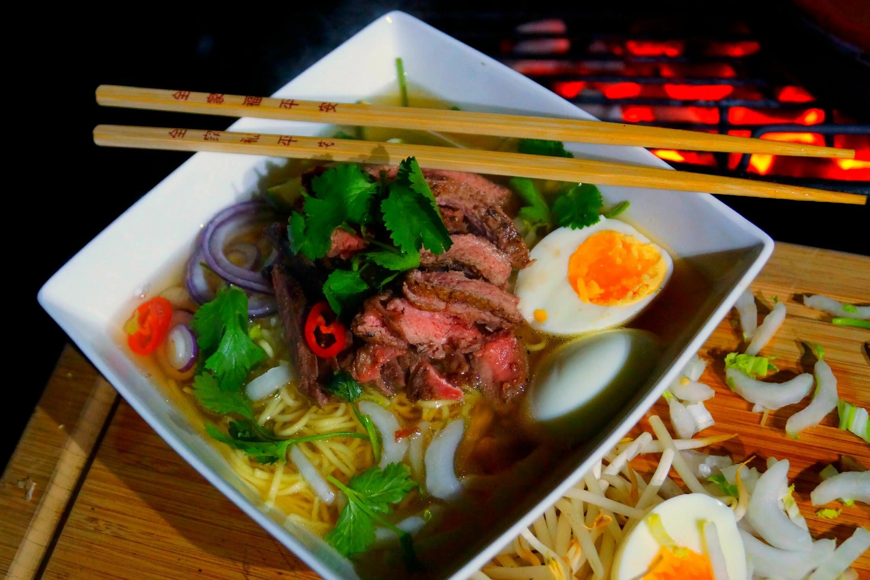 Фо бо рамен. Фо бо рамен. Рамен с темпурой. Вьетнамский суп мисо суп. Суп фо-бо вьетнамская кухня.