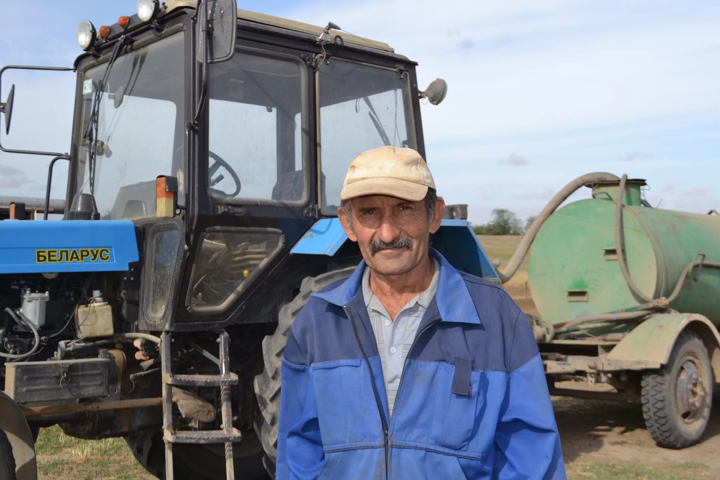 профессия комбайнер. тракторист. русский тракторист. тракторист в тракторе. водитель трактора.