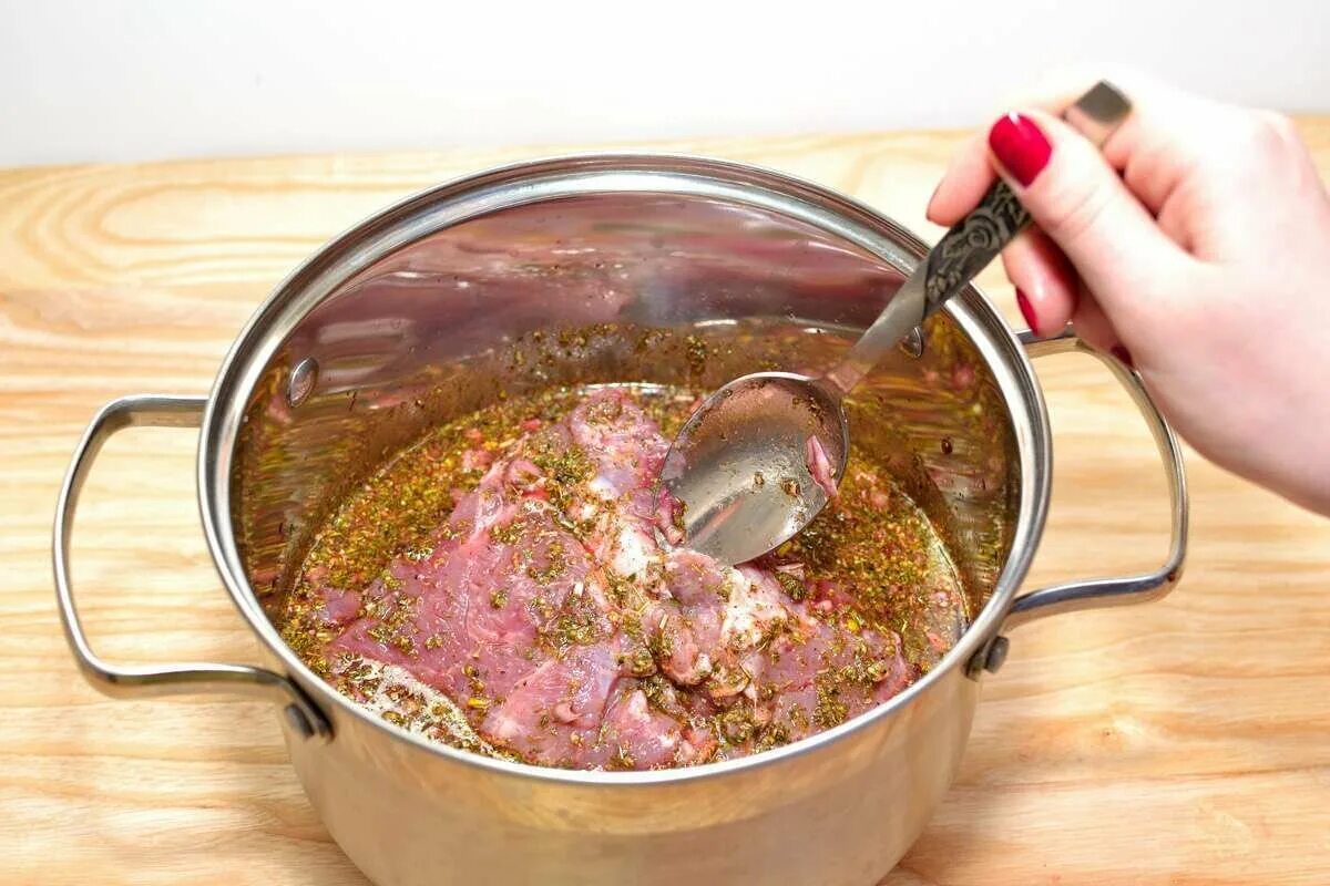 Можно ли добавлять уксус в шашлык. Маринад для шашлыка. маринование мяса. маринад для мяса. мясо в маринаде для шашлыка.