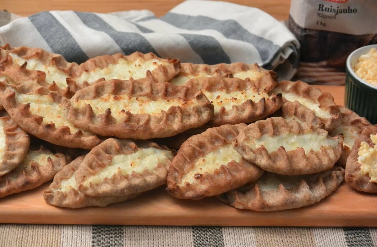 Карта вологодской губернии 19 века. Украинские пирожки. Национальные русские пироги. Пироги русское национальное блюдо. Карельская кухня выпечка.