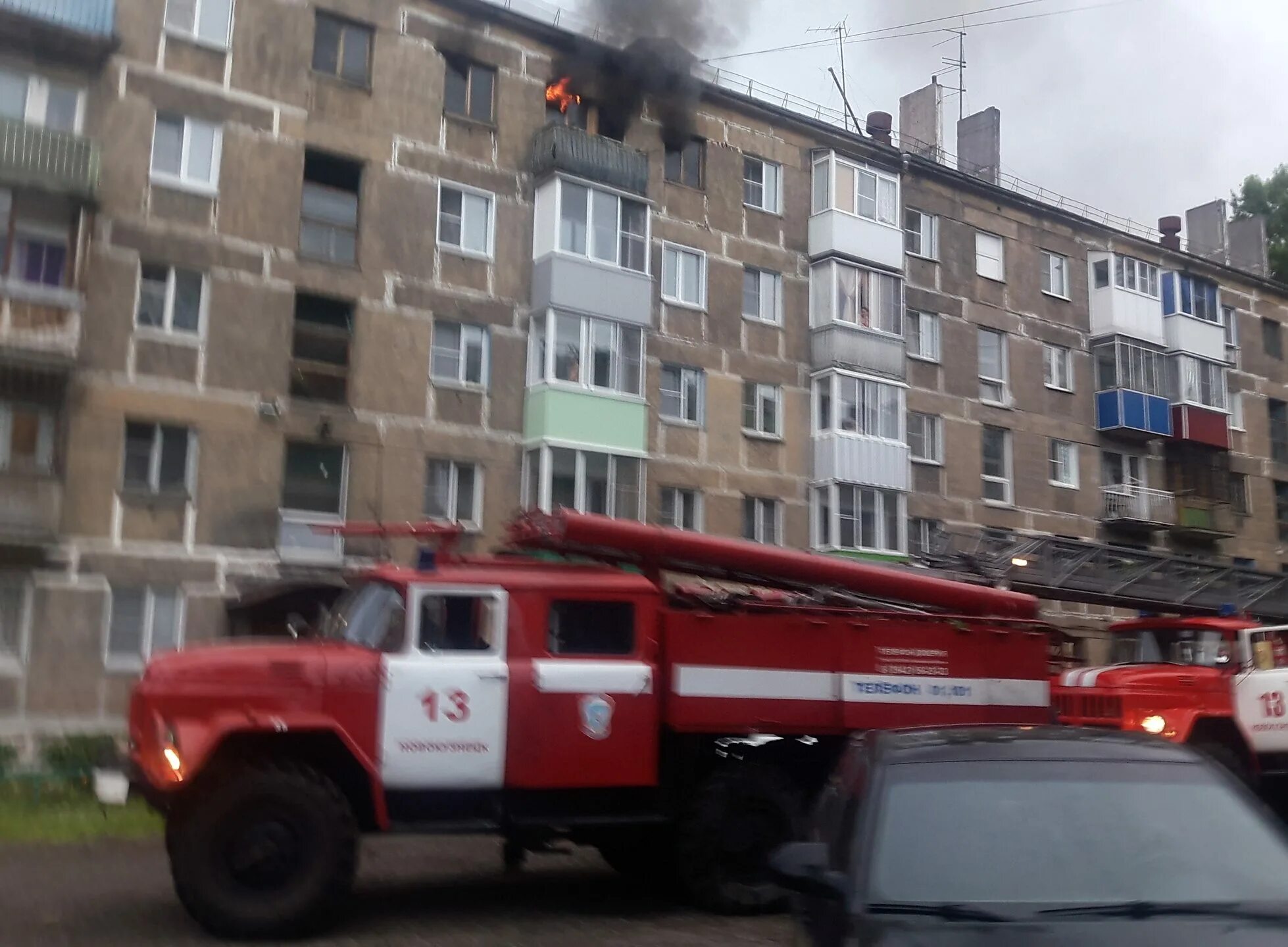 Континент горит новокузнецк. Пожар в Новокузнецке сейчас. В Новокузнецке сгорел дом. Пожар в жилом многоквартирном доме. Новокузнецк многоэтажки.