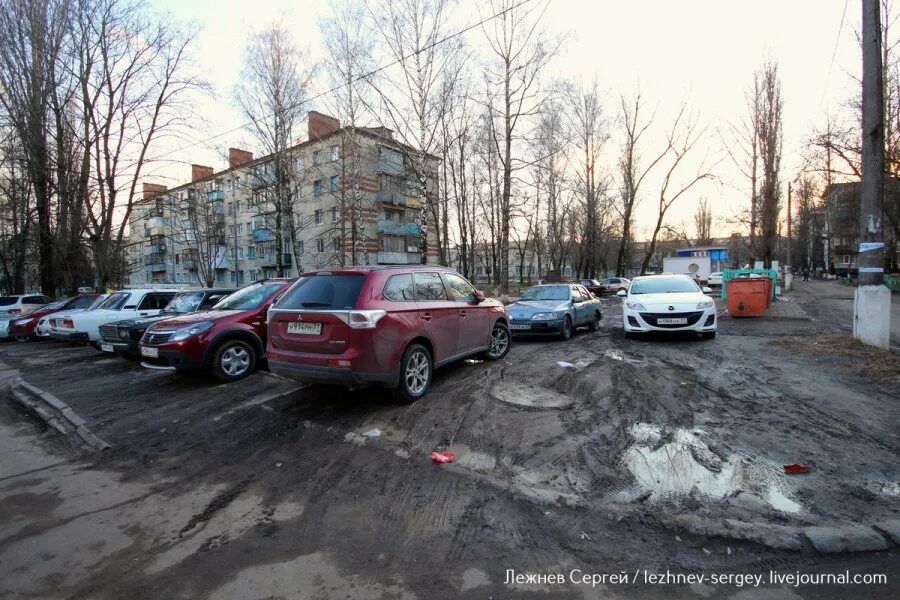 Машина во дворе. Парковка во дворе. Парковка машин во дворе. Наставленные машины во дворе. Парковка на зеленой зоне