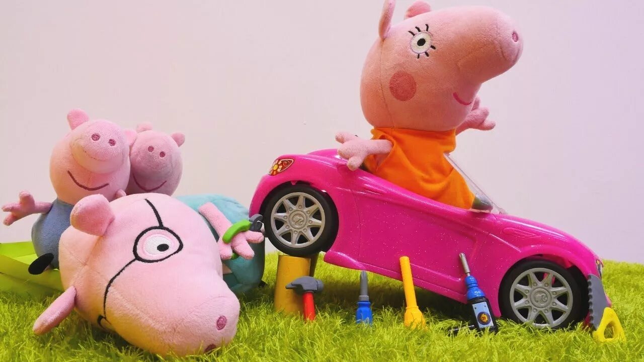 Машина пеппы. Машинка Свинка Пеппа. Машина свинки Пеппы игрушка. Свинка Пеппа мягкие игрушки на машине. Свинка в машину игрушка.