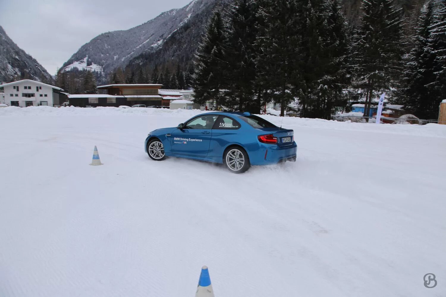 Бмв трешка спортивное фото. Экстремальное вождение москва bmw driving experience. Бмв дрифт экспириенс. Bmw driving experience. Школа экстремального вождения bmw.