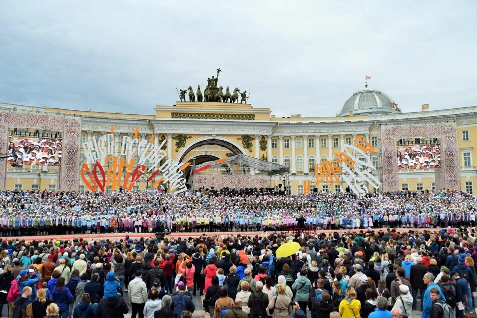 Санкт- петербург музыканты на невском. Концерты в спб дворцовая площадь. Концерт на дворцовой. Спб концерт на дворцовой. Выступления в петербурге сегодня.