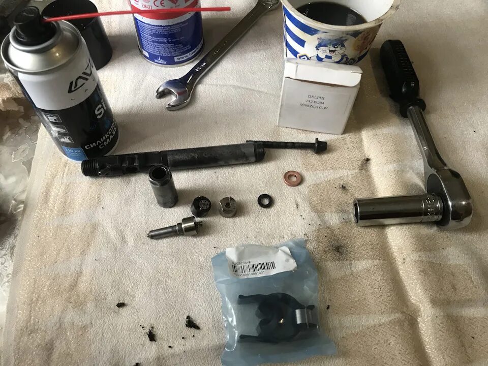 Замена мультипликатора. Форсунки дизельные common rail delphi. Насос высокого давления станка гидроабразивной резки. 8/60. Детали сжатые в тисках.