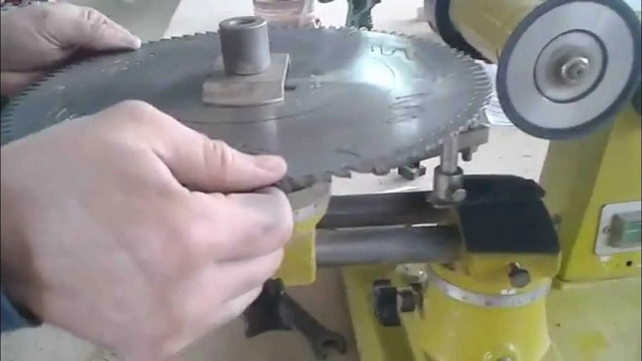 Заточка пильных дисков с твердосплавными напайками. Заточка твердосплавных дисков своими руками. Станок для профессиональной переточки дисковых пил. Заточка пильных дисков с твердосплавными напайками. Диск для заточки дисковых пил с твердосплавными напайками.