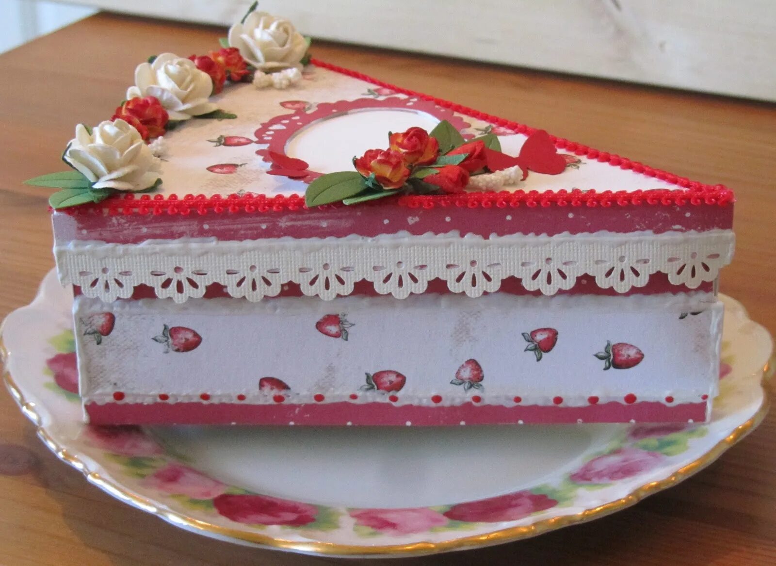 контейнер из под торта. макет украшения торта. поделки из коробок из под тортов. поделки из коробок из под тортов. шкатулка из пластиковой коробки от торта.