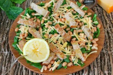 Салат с сыром и сухариками