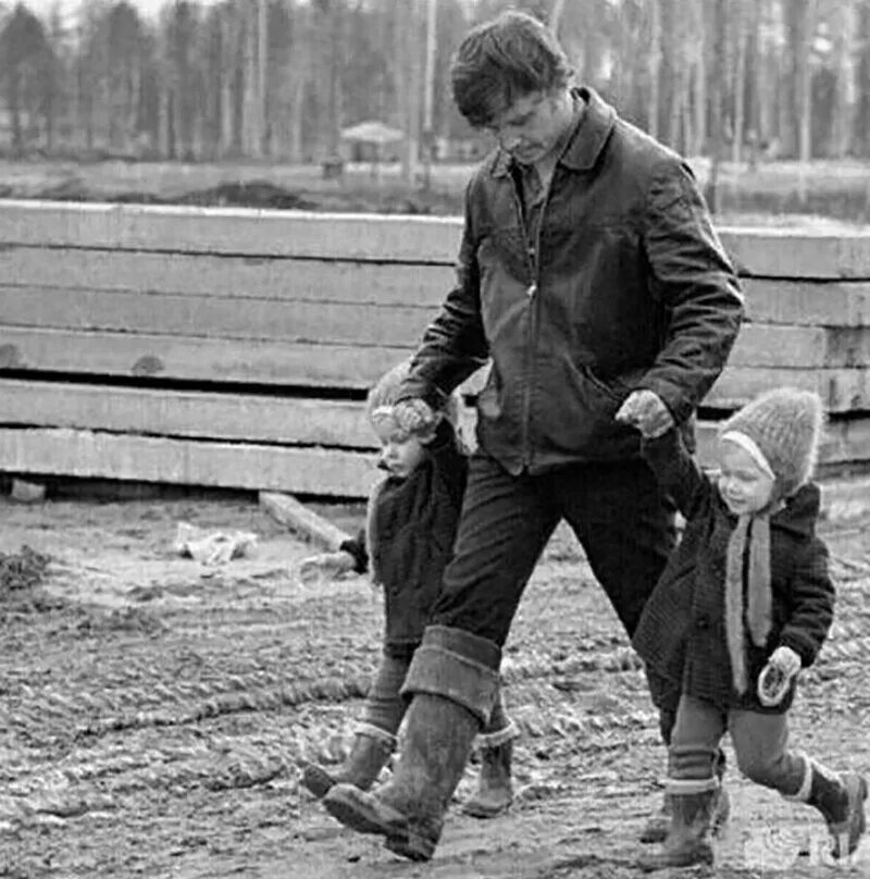 Отец и дочь в деревне. Папа СССР. Старый отец. Дети СССР 1973 года. Советские родители и дети.