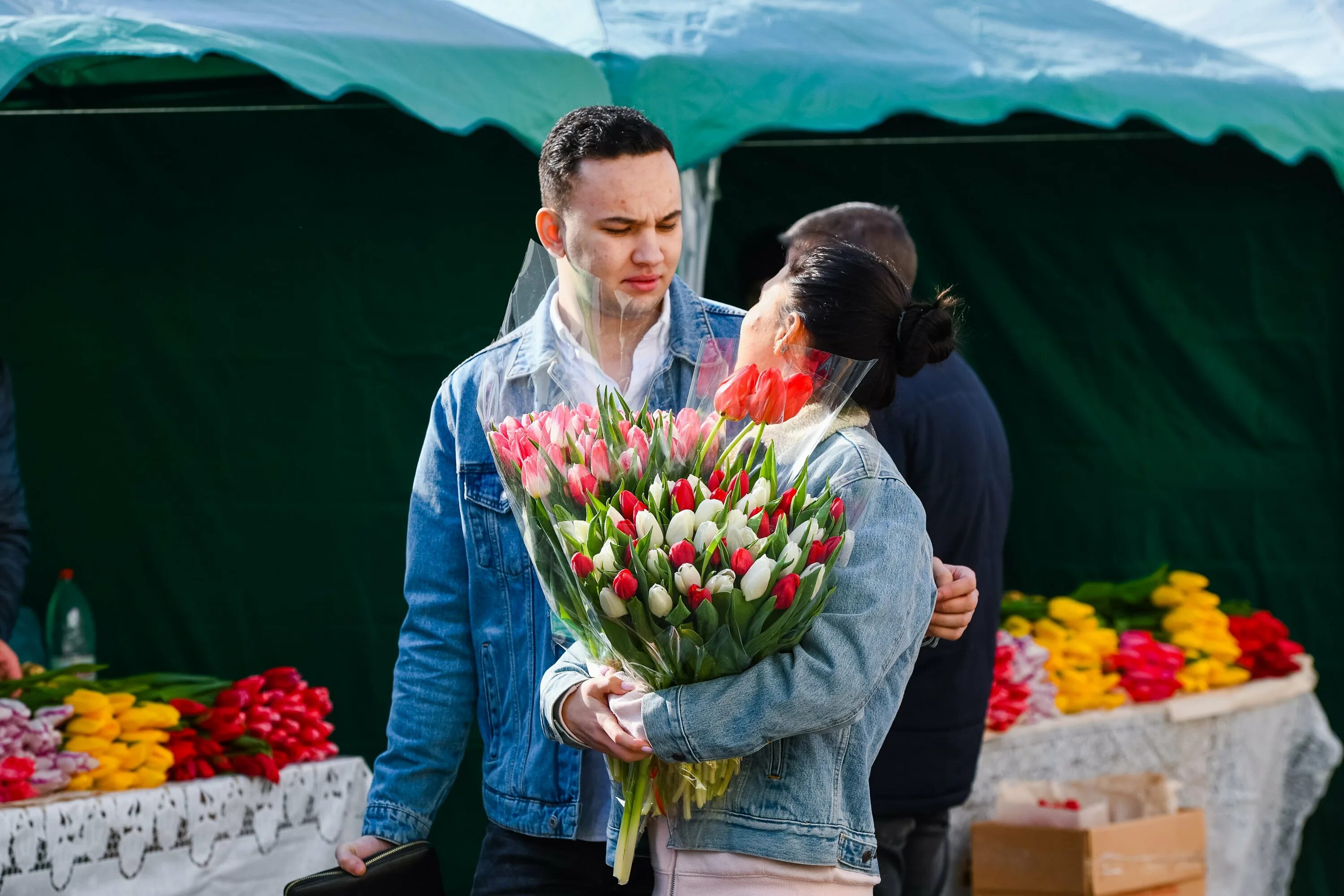 Сколько тюльпанов подарить девушке. Парень с букетом тюльпанов. Охапка тюльпанов. Девушка с охапкой тюльпанов. Дарит тюльпаны.