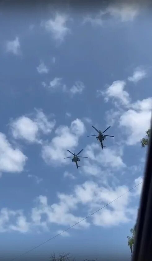 Вертолетов пролетели над. Военный вертолет в небе. Вертолетов пролетели над. Военные вертолеты над воронежской области. Вертолет су 24.