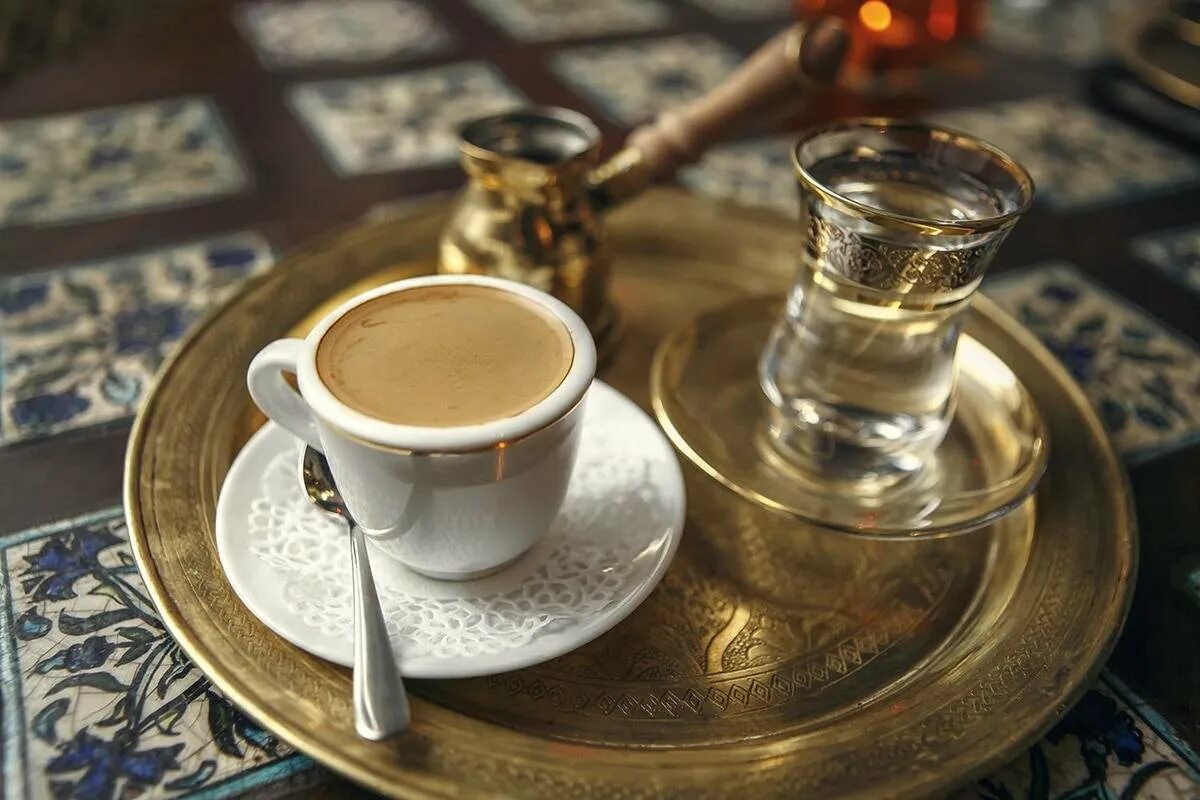 Приготовление кофе по восточному. Турция кофе в турке лукум. Турецкий кофе turk kahvesi. Технология приготовления кофе по восточному. Способ подачи кофе по-турецки.