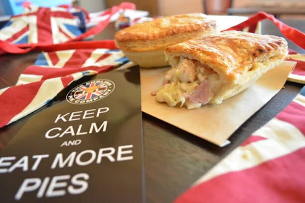 Пай на английском. Британский Пай. Порк Пай пирог. Hot pie in Britain. Pork pie Lookbook.